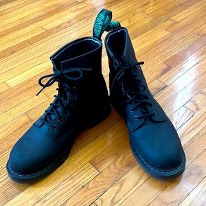 Solovair Black Greasy Shearling Lined 8 Eye Derby Boot